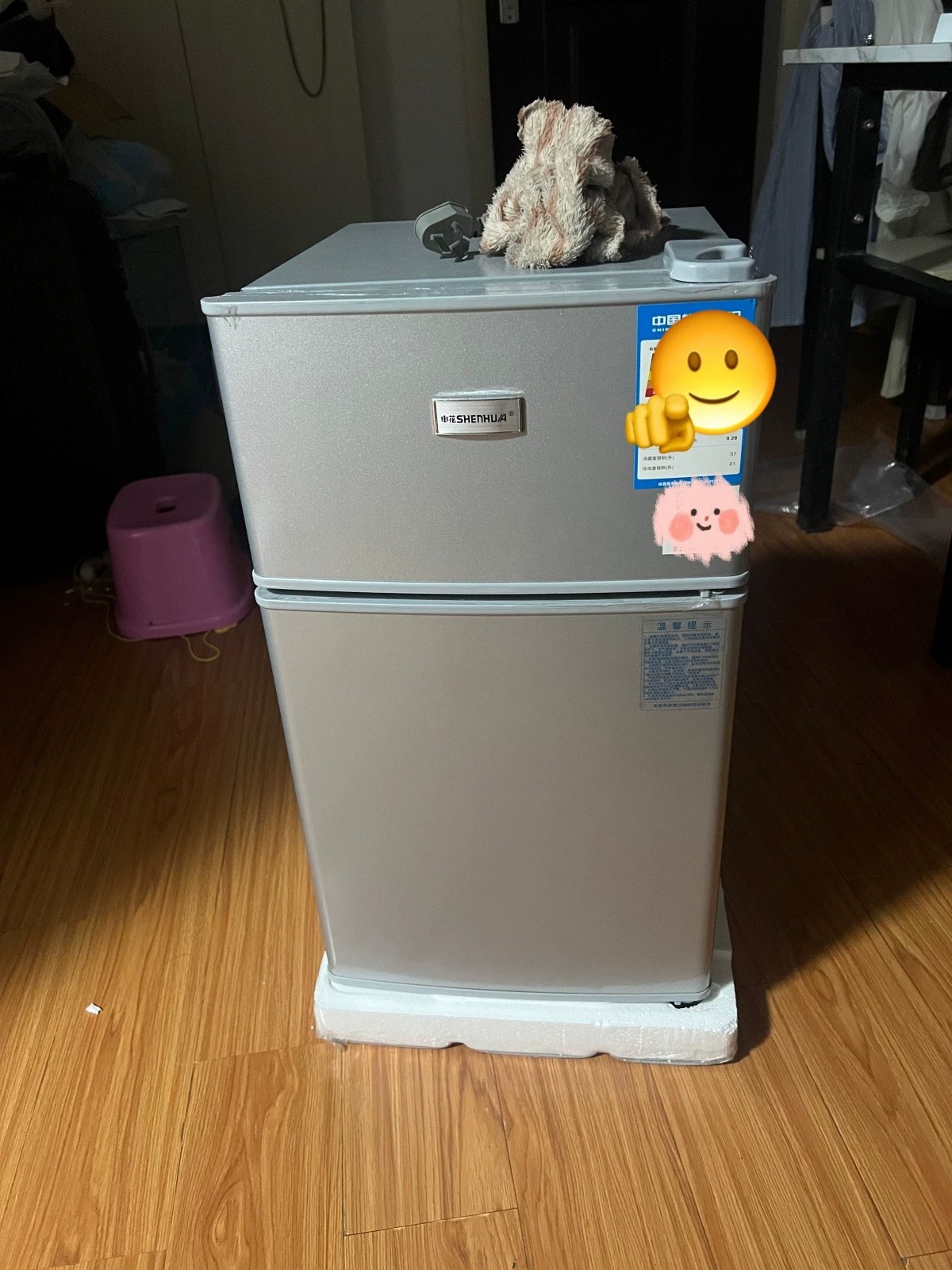 【闲置冰箱】出一台自用租房小冰箱，一两个人一起用没问题，功能全部正常，外观有一些瑕疵磕碰 美的申花迷你小冰箱全新未拆封冷藏冷冻小型家用公寓租房办公室三天一度电节